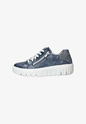 Blauwe leren sneaker met een textuur op de achterkant, witte ronde veters, een zijrits en een dikke witte rubberen zool met diepe groeven.