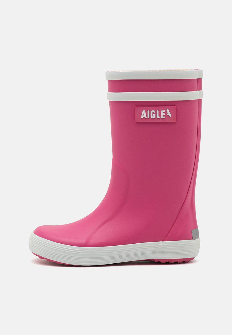 Botte de pluie en caoutchouc rose avec une bordure blanche, une semelle texturée et un patch logo sur le côté. Le design est élégant avec une forme classique.