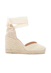 Bežna espadrila na wedge peti s platnenim gornjim delom i pletenim jutom u srednjem delu; ima vzorčen zadnji del in vezanje okoli gležnja.
