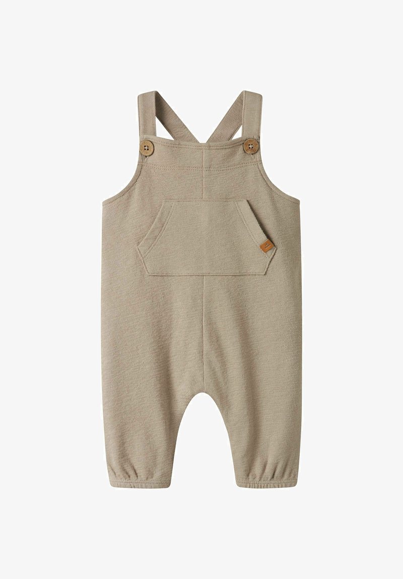 Smėlio spalvos megztas kūdikio kombinezonas su priekinė kišene, medinėmis sagomis ant petnešėlių ir elastinėmis rankogaliais ant kojų.