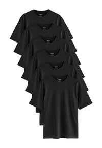 Set di sei t-shirt nere a maniche corte, realizzate in cotone, con scollo tondo e orlo dritto, dalla texture liscia.