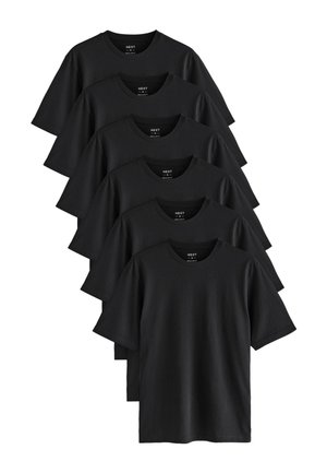 Set de șase tricouri negre cu mânecă scurtă, din bumbac, având gât rotund și tiv drept, cu o textură netedă.