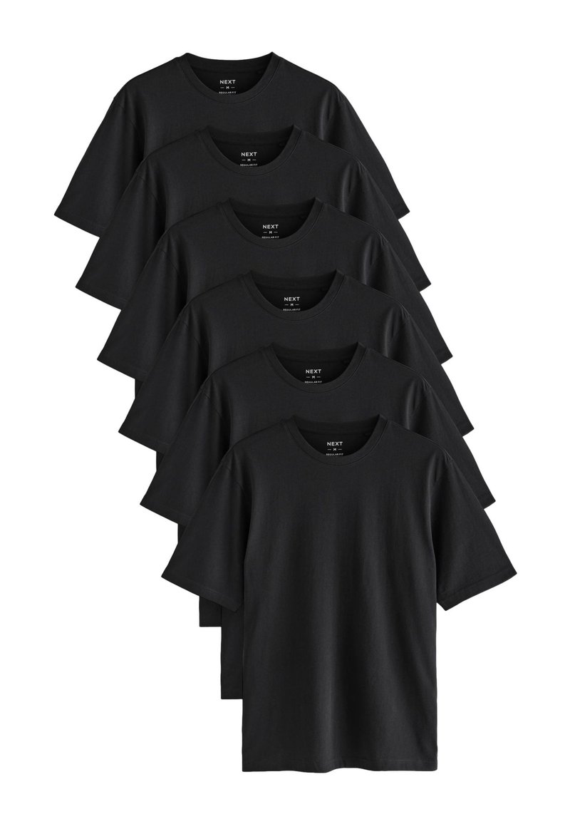 Set di sei t-shirt nere a maniche corte, realizzate in cotone, con scollo tondo e orlo dritto, dalla texture liscia.