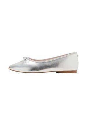 Ballerine argento realizzate in materiale metallico, con punta rotonda, suola piatta e dettaglio a fiocco decorativo nella parte anteriore.