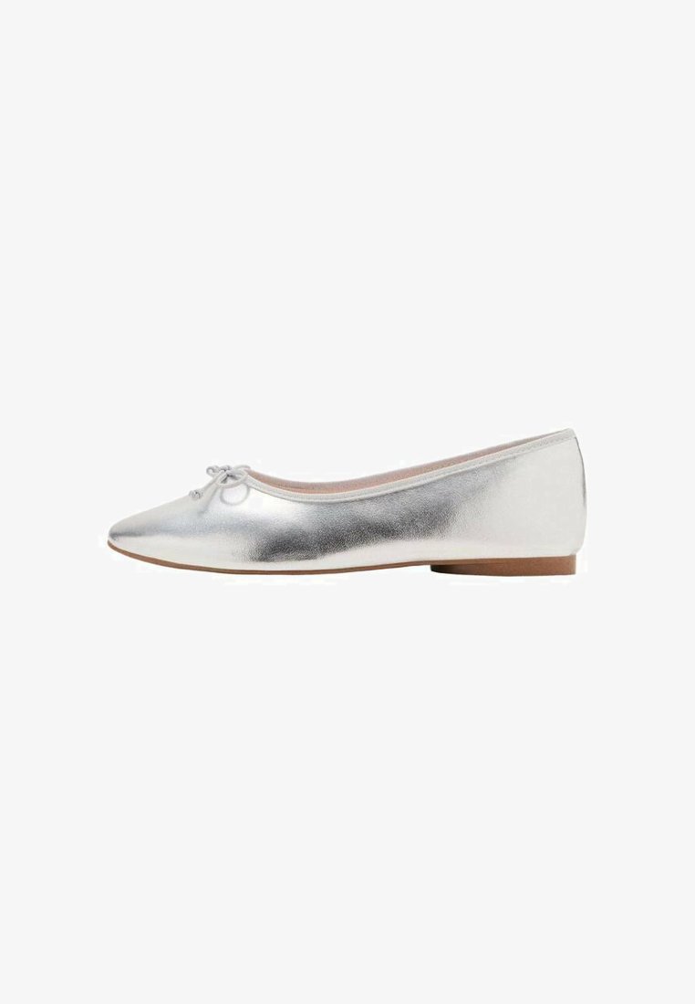 Srebrne baletne čevlje iz kovinskega materiala z zaobljenim prstom, ravnim podplatom in dekorativno pentljo na sprednji strani.