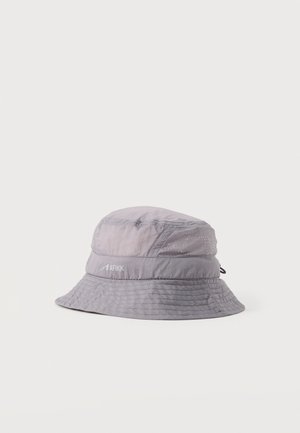 Hellgrauer Bucket Hat mit breiter gestepptem Krempe und kleinem ARKK-Logo auf der Vorderseite vor schlichtem weißem Hintergrund.