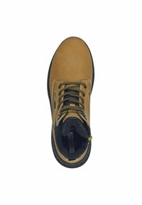 Bottines de randonnée en cuir marron avec semelle en caoutchouc noir, col rembourré, lacets jaune et noir, et doublure intérieure texturée.