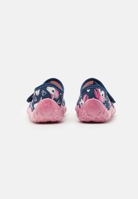 Marina blå slip-on barnsandaler med en rosa prickig sula, som har lekfulla enhörningsmönster och ett kardborrebandsfäste för enkel påtagning.