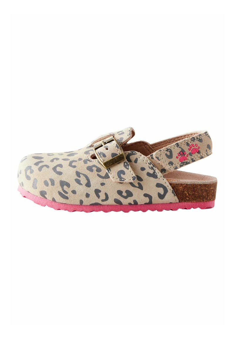 Sabot à imprimé léopard avec une tige en suède beige, une sangle ajustable et une semelle en caoutchouc rose. Présente une semelle intérieure en liège naturel pour un confort optimal.