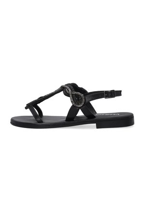 Zwarte platte sandalen met een teenpostontwerp, voorzien van een decoratieve metalen accent en een verstelbare enkelband. Zacht materiaal en een gestructureerde afwerking.