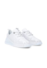 Weiße Textursneaker mit einem Mesh-Obermaterial, gepolstertem Kragen, runder Zehenpartie, Schnürdesign und einer glatten, runden Sohle.