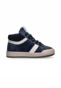 Hoge sneakers van marineblauw suède en leer, met witte en beige accenten, een getextureerde kraag, rubberen zool en ronde veters.