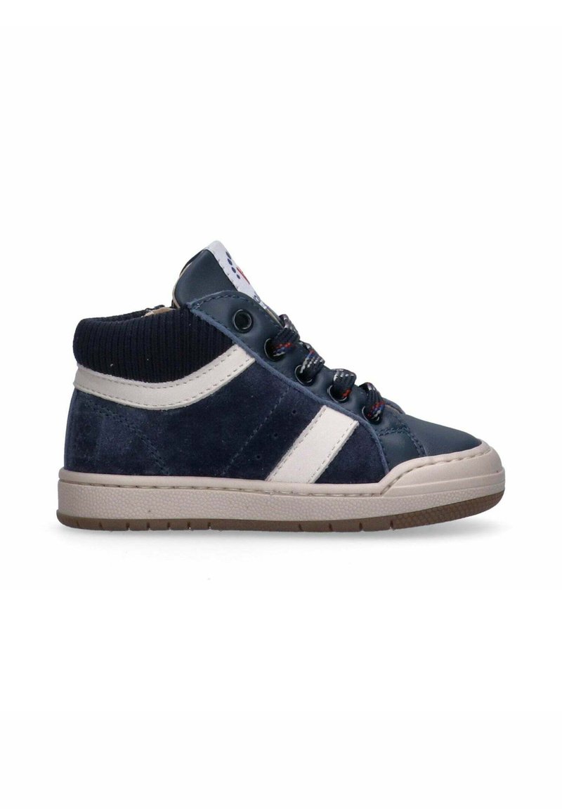 Hoge sneakers van marineblauw suède en leer, met witte en beige accenten, een getextureerde kraag, rubberen zool en ronde veters.