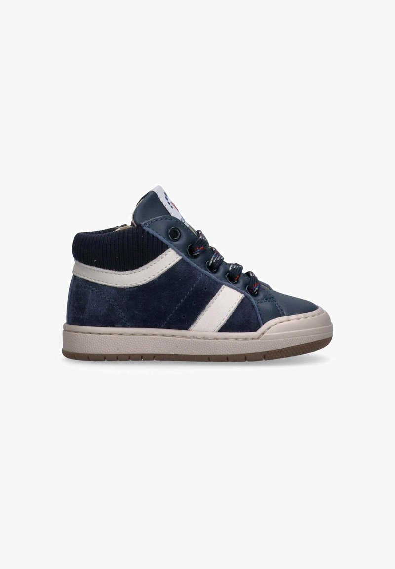 Hoge sneakers van marineblauw suède en leer, met witte en beige accenten, een getextureerde kraag, rubberen zool en ronde veters.