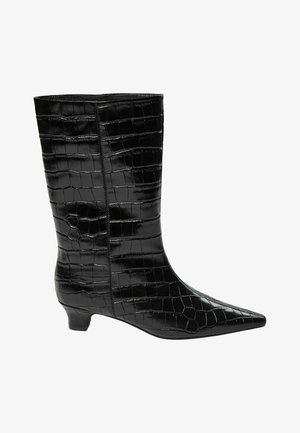 Črni gležnjarji iz sijoče usnjene usnje z reliefnim vzorcem krokodilje kože, z ostrim sprednjim delom in nizkim blok peto. Gladek tekstura z jasno vidnimi šivi.