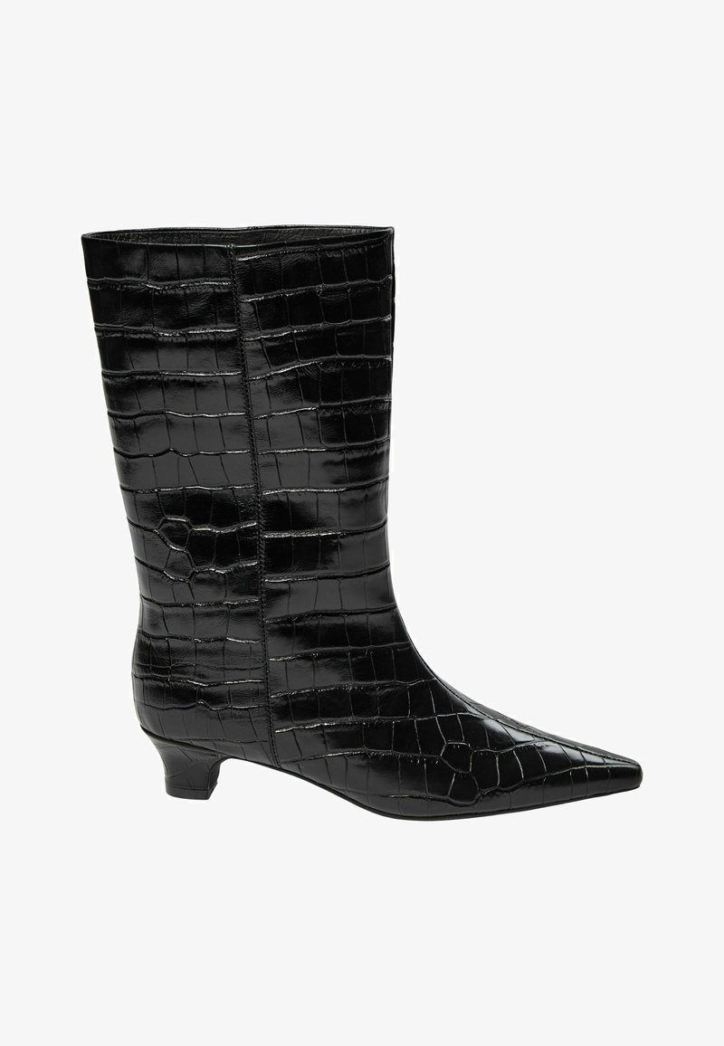Stivaletti neri alla caviglia in pelle lucida con motivo in rilievo a coccodrillo, punta appuntita e tacco basso a blocco. Texture liscia con cuciture ben definite.