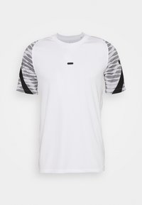 Camiseta blanca de manga corta con mangas a rayas en gris y negro, que presenta un logo minimalista en negro en el pecho y un cuello redondo.