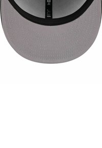 Graue Kappe mit flachem Schirm, schwarzer Unterseite und strukturiertem Stoff. Verfügt über ein Etikett mit der Aufschrift "9FIFTY" am inneren Band.