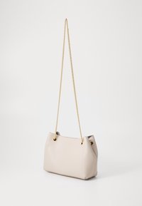 Borsa a mano in pelle beige con forma strutturata, tracolla a catena dorata, occhielli in metallo e texture liscia. Caratterizzata da un design minimalista.
