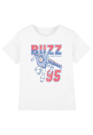 Weißes T-Shirt mit Buzz Lightyear im Raumanzug beim Fliegen, darüber der Schriftzug "BUZZ LIGHTYEAR" und darunter die Zahl "95" in Rot und Blau.