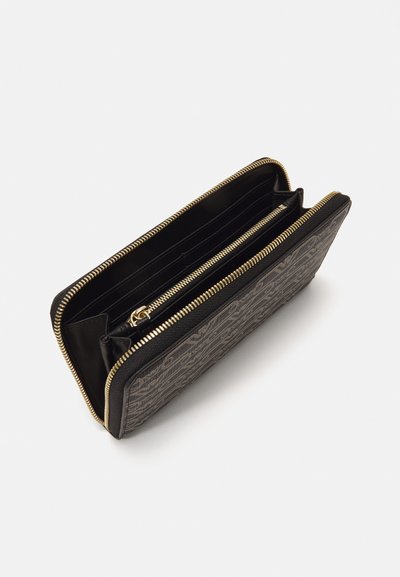 Portafoglio nero e grigio con un'esterno testurizzato, zip dorata e più scomparti per carte e contanti. Interno foderato in pelle nera.