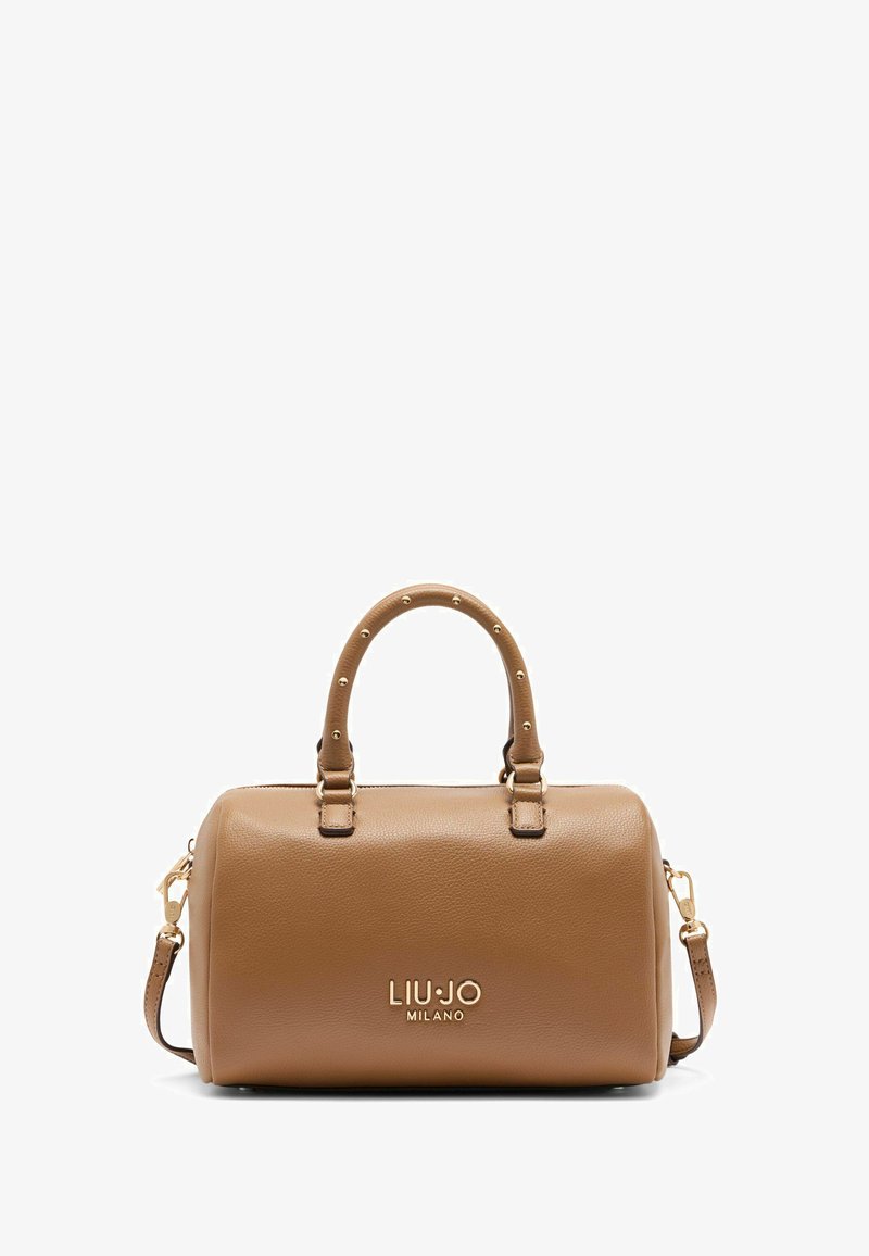 Sac à main en cuir marron avec deux poignées supérieures, quincaillerie dorée, accents cloutés et logo embossé à l'avant. Bandoulière amovible incluse.