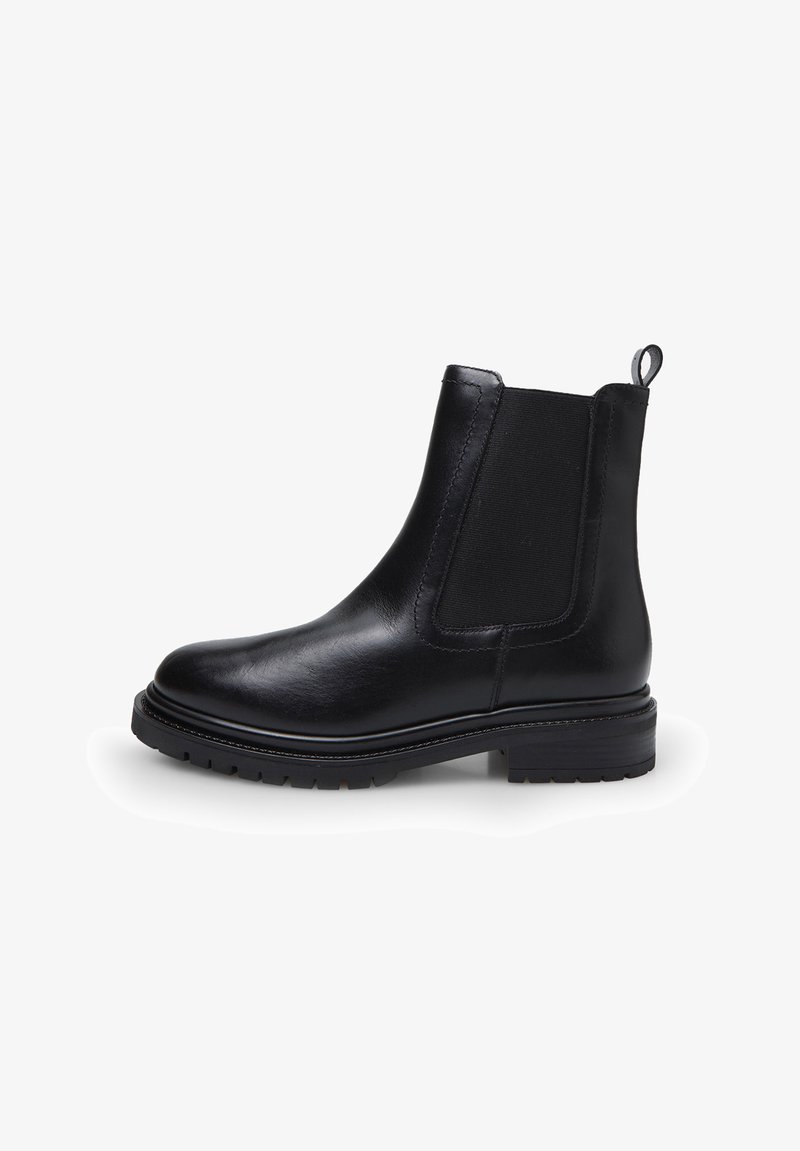 Botine Chelsea din piele neagră cu panouri elastice pe laterale, vârf rotunjit și o talpă texturată contrastantă. Dispune de un tab de tragere pentru o îmbrăcare ușoară.