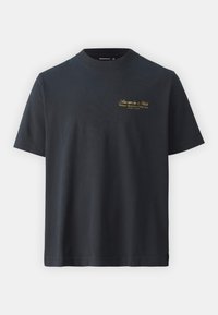 Czarna koszulka z krótkim rękawem z małym żółtym logo Abercrombie & Fitch i napisem na górnej lewej części klatki piersiowej.
