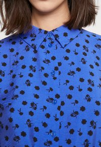 JDY Tall JDYADALINE DRESS  - Φόρεμα πουκάμισο - dazzling blue/black silouette flower
