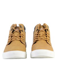 Zapatos de hombre de cuero sintético marrón de caña alta con cordones beige y suela de goma blanca. Presentan un acento negro en el talón y una superficie texturizada.