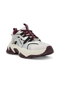 Sneaker bianchi e burgundy con texture in rete e suede, caratterizzati da accenti neri a contrasto, suole spesse e un sistema di allacciatura prominente.