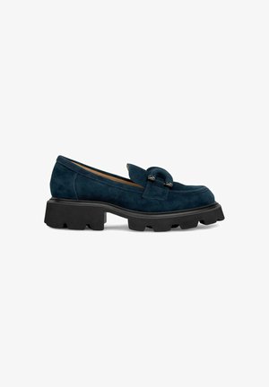 Mocassin en daim bleu avec une sangle décorative et un accent en boucle en métal, doté d'une semelle en caoutchouc noire épaisse avec des crans profonds pour une meilleure traction.