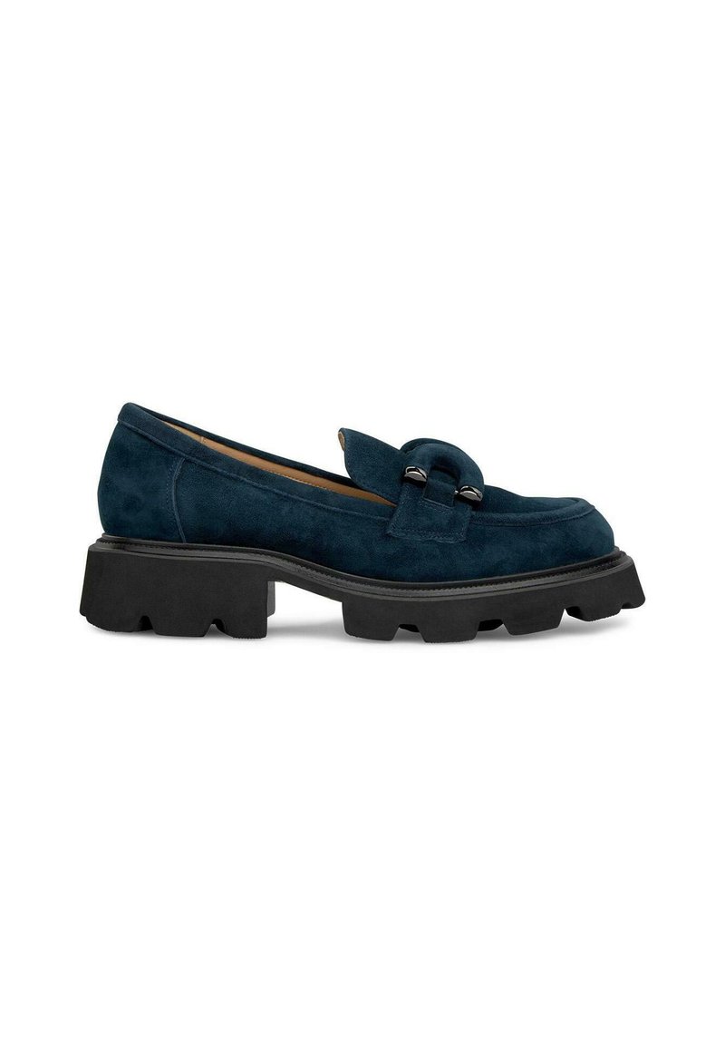 Mocassino in suede blu con una fascia decorativa e un'applicazione in metallo, caratterizzato da una suola in gomma nera spessa con battistrada profondo per una migliore aderenza.