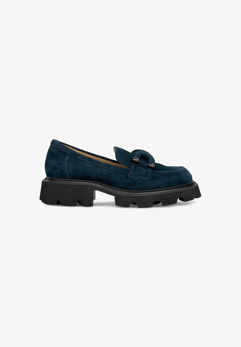 Mocassino in suede blu con una fascia decorativa e un'applicazione in metallo, caratterizzato da una suola in gomma nera spessa con battistrada profondo per una migliore aderenza.