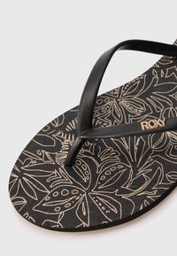Tongs noires avec une semelle texturée ornée d'un motif floral doré. Fines brides noires avec un accent logo. Design simple et léger.