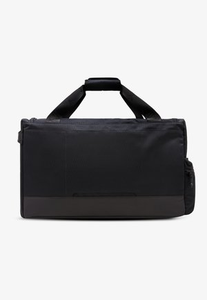 Svart duffelbag med teksturert stoff, solide håndtak, glidelåslukking og en jevn bunnpanel. Har en sidelomme for ekstra oppbevaring.