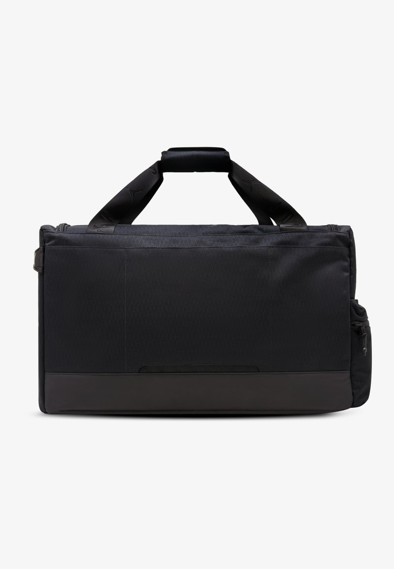Μαύρη τσάντα duffel με υφασμάτινη υφή, ανθεκτικές λαβές, κλείσιμο με φερμουάρ και λεία κάτω επιφάνεια. Διαθέτει πλαϊνή τσέπη για επιπλέον αποθηκευτικό χώρο.