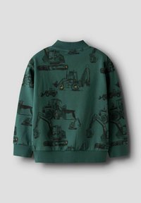 Zelená mikina se vzorem černých stavebních vozidel, se žebrovaným límcem a manžetami, z měkkého materiálu a bez viditelných zapínání či zipů.