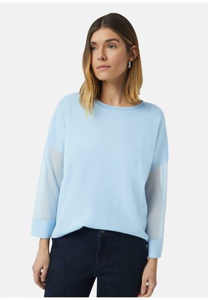 Hellblauer Pullover mit dreiviertellangen durchsichtigen Ärmeln, rundem Halsausschnitt und gerippten Bündchen, gefertigt aus einem weichen, strukturierten Stoff.