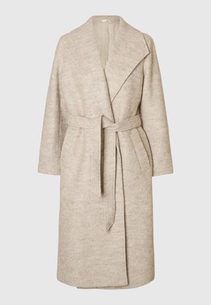 Manteau en laine beige à mi-mollet avec de larges revers, manches longues, deux poches avant et une ceinture assortie nouée à la taille.