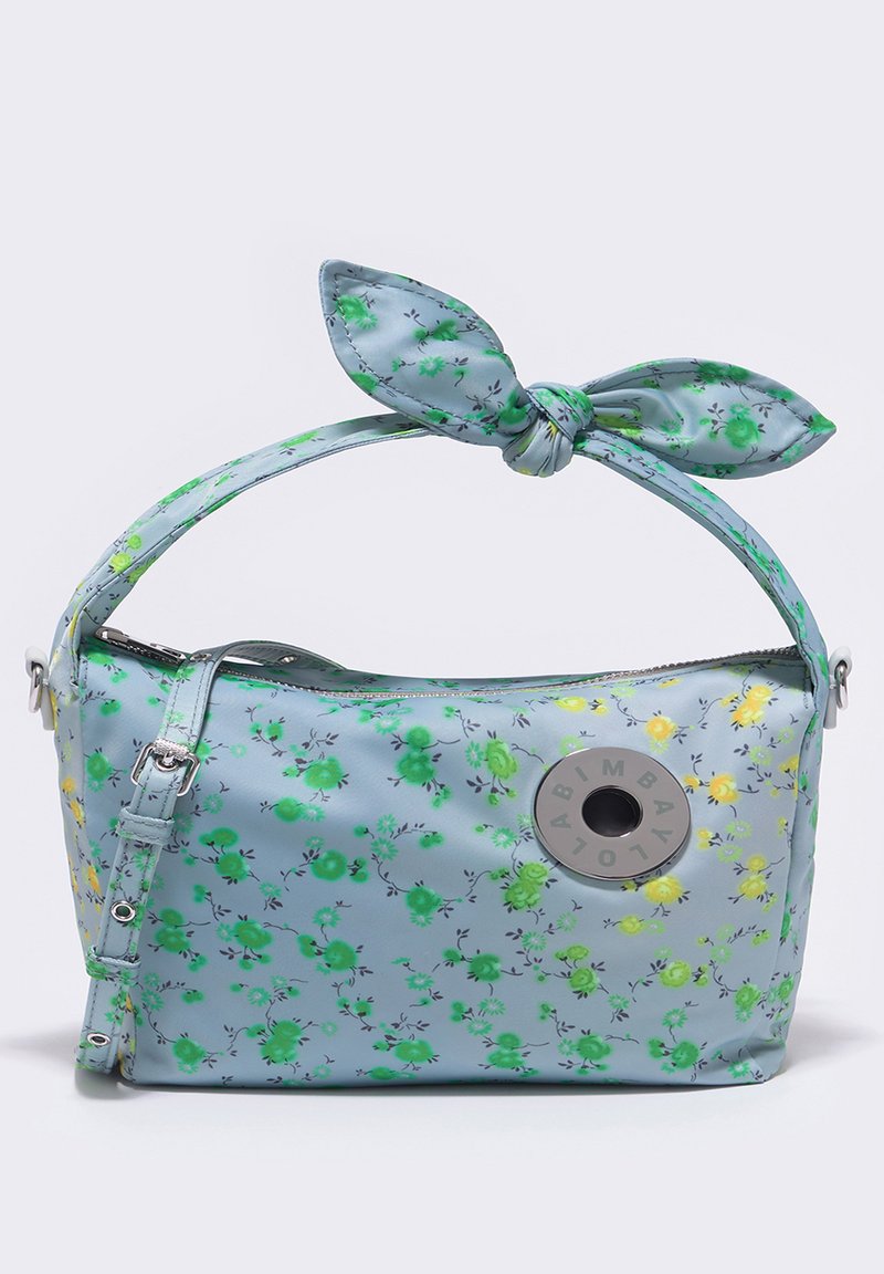 Bolso con estampado floral en azul claro con acentos en verde y amarillo. Presenta una correa anudada, herrajes plateados y cierre con cremallera.