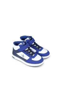 Zapatillas de deporte altas en azul y blanco con un acabado de cuero suave, que cuentan con una correa de velcro, cordones y un detalle de logo en el lateral.