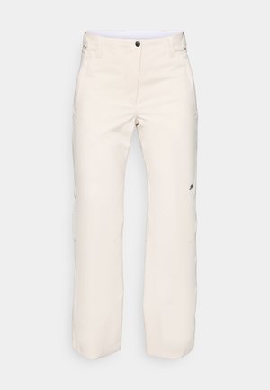 Calças diretamente brancas de perna reta, com botão frontal, passantes para cinto, bolsos laterais e um logo subtil na coxa direita, apresentadas sobre um fundo simples.