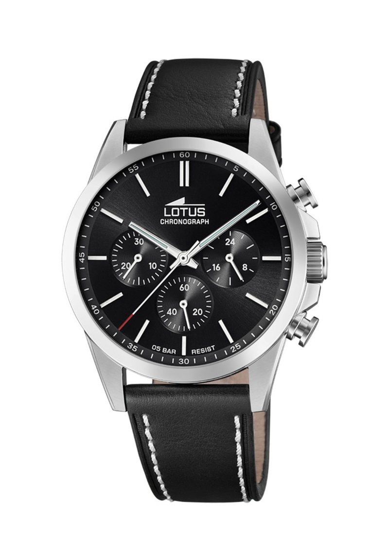 Reloj cronógrafo negro con caja de acero inoxidable, esfera negra, tres subesferas, marcadores blancos, correa de cuero negra y detalles en puntada blanca.