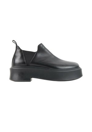 Sort læder slip-on sko med tyk platformsål og elastiske sidepaneler, set fra ydersiden mod en hvid baggrund.