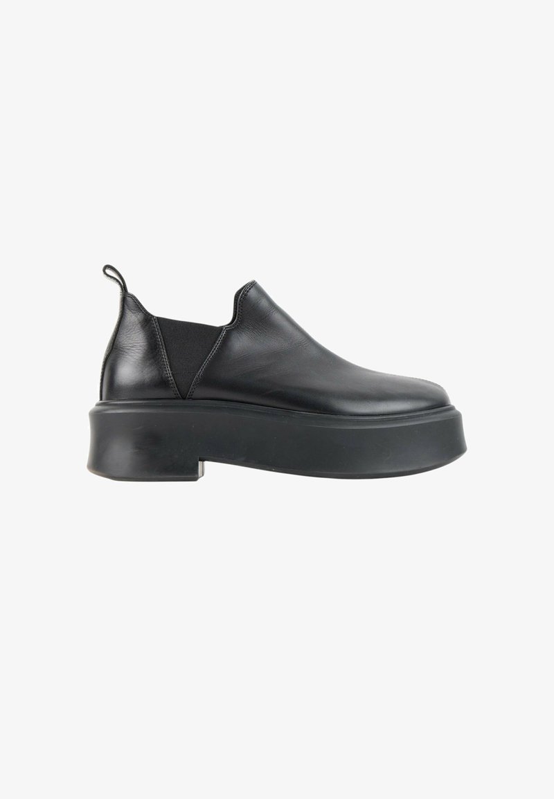 Chaussure noire en cuir à enfiler avec une semelle plateforme épaisse et des panneaux latéraux élastiques, vue de côté extérieur sur fond blanc.