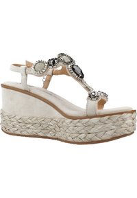 Sandalias de cuña con parte superior de ante beige, plataforma de yute trenzado y gemas decorativas en diversas formas y tamaños en las correas.