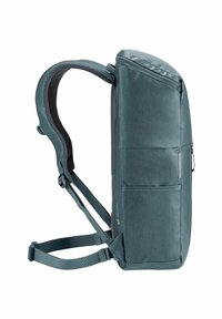 Donkerblauwe rugzak met een slank, rechthoekig ontwerp, voorzien van gewatteerde schouderbanden, een voorvak met rits en een gestructureerde stof.