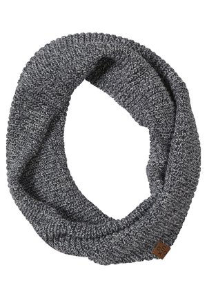 Grijze gebreide infinity-sjaal met gemêleerde textuur en een klein bruin vierkant label aan de rand.