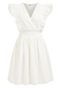 Robe blanche courte à manches courtes avec un design croisé, drapée à la taille et une jupe évasée. Tissu texturé avec des motifs subtils.